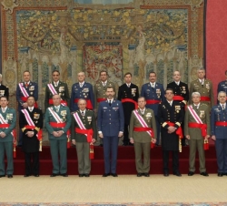 Fotografía de grupo de Su Alteza Real el Príncipe de Asturias con un grupo de generales de brigada y contralmirantes